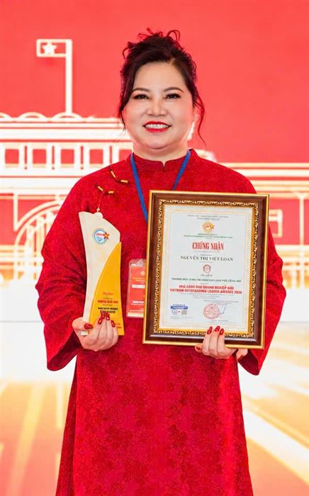 Bà Nguyễn Thị Việt Loan cùng chứng nhận Top 12