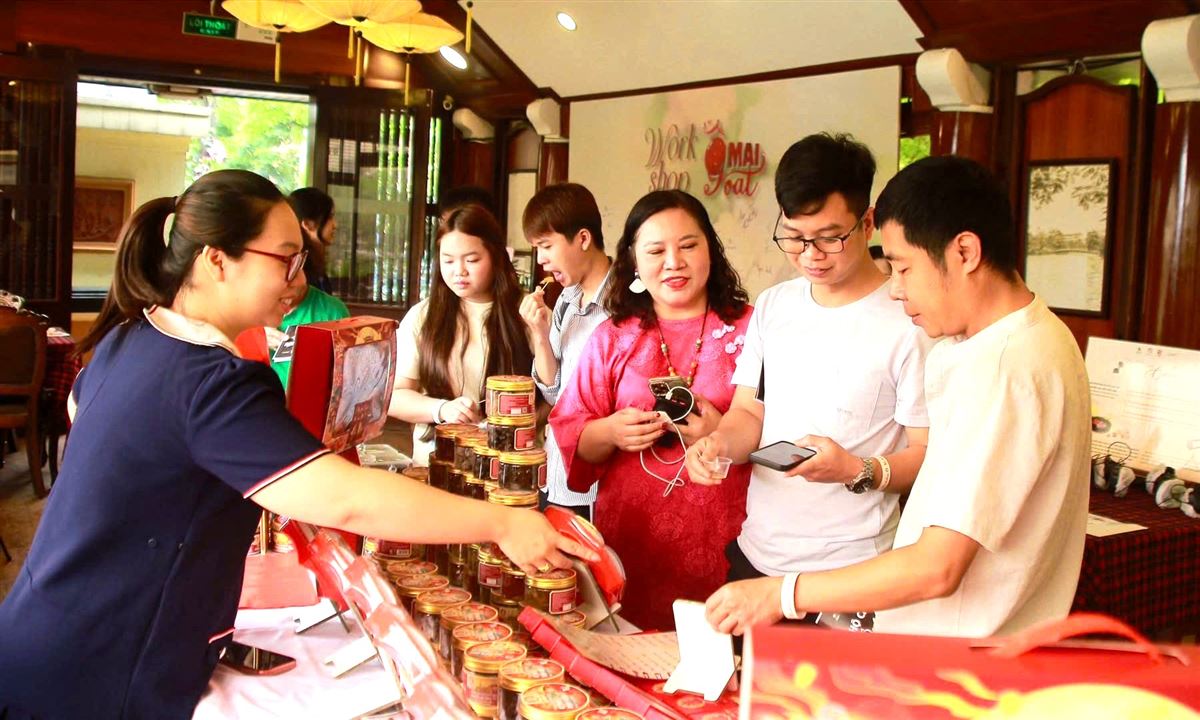 Du khách trải nghiệm ô mai trên tàu Hà Nội 5 Cửa Ô