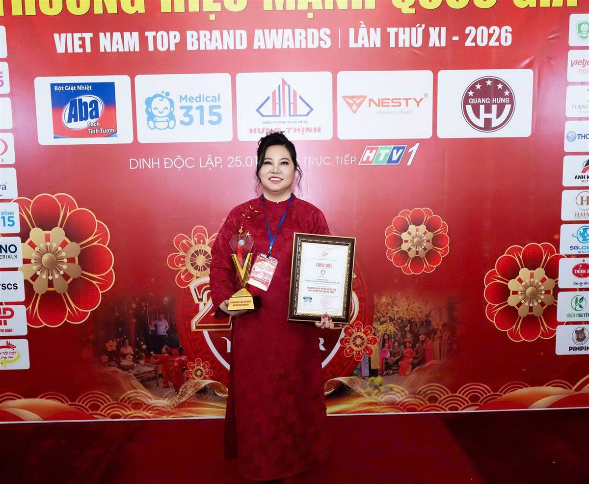 Nhà sáng lập Nguyễn Thị Việt Loan nhận chứng nhận Top 12 Thương hiệu mạnh Quốc gia tại Dinh Độc Lập